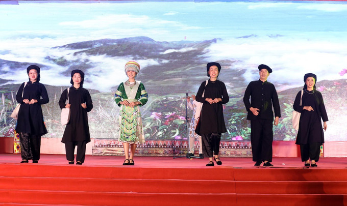 Tôn vinh giá trị văn hóa, vẻ đẹp trang phục truyền thống, làn điệu dân ca các dân tộc tỉnh Lạng Sơn ảnh 2