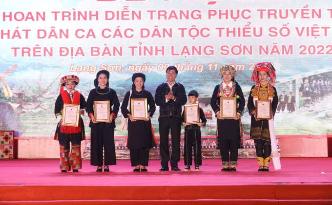 Trao giải C cho tiết mục về trang phục truyền thống. Ảnh: Anh Tuấn – TTXVN Tôn vinh giá trị văn hóa, vẻ đẹp trang phục truyền thống, làn điệu dân ca các dân tộc tỉnh Lạng Sơn ảnh 11