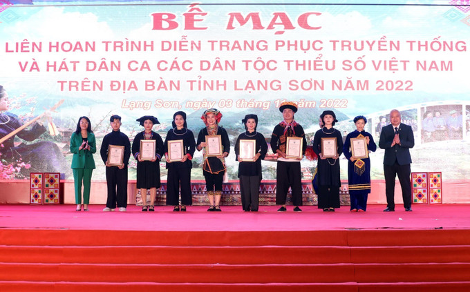 Trao giải Khuyến khích cho tiết mục về văn nghệ dân gian. Ảnh: Anh Tuấn – TTXVN Tôn vinh giá trị văn hóa, vẻ đẹp trang phục truyền thống, làn điệu dân ca các dân tộc tỉnh Lạng Sơn ảnh 8