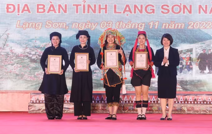 Tôn vinh giá trị văn hóa, vẻ đẹp trang phục truyền thống, làn điệu dân ca các dân tộc tỉnh Lạng Sơn ảnh 10