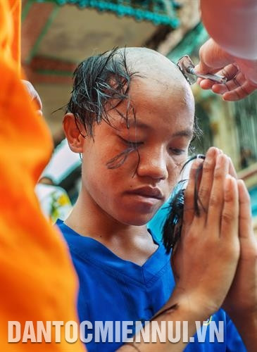 Xuống tóc (cắt tóc) - nghi thức bắt buộc mà mỗi thanh thiếu niên Khmer đều phải thực hiện khi vào chùa tu hành. Ảnh: Văn Ngọc Tục xuất gia tu hành của thanh thiếu niên Khmer ảnh 1