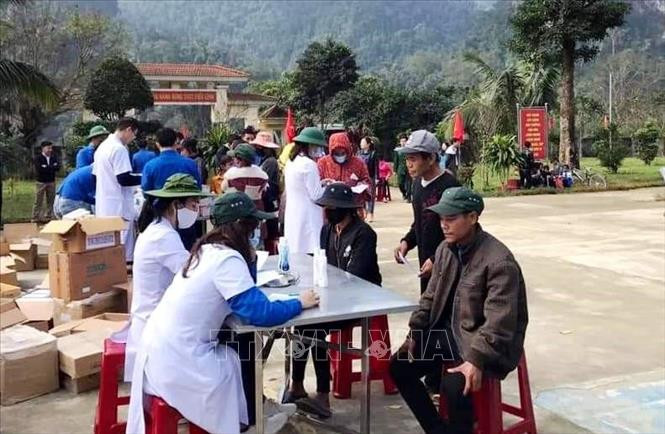 Khám và cấp phát thuốc miễn phí cho đồng bào vùng biên xã Thượng Hóa. Ảnh: TTXVN phát Nghĩa tình Xuân vùng biên Quảng Bình ảnh 3