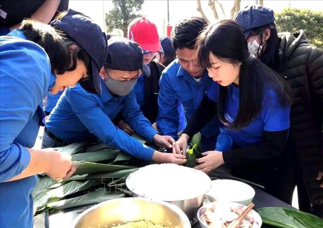 Các đoàn viên thanh niên tham gia hội thi gói bánh chưng tại Đồn Biên phòng Cà Xèng, huyện Minh Hóa, tỉnh Quảng Bình. Ảnh: TTXVN phát Nghĩa tình Xuân vùng biên Quảng Bình ảnh 2
