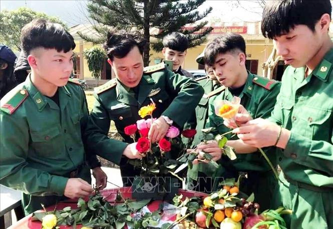 Các cán bộ chiến sỹ Đồn Biên phòng Cà Xèng cắm hoa đón Tết. Ảnh: TTXVN phát Nghĩa tình Xuân vùng biên Quảng Bình ảnh 1
