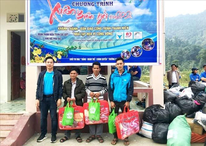 Tặng quà Tết cho đồng bào vùng cao biên giới. Ảnh: TTXVN phát Nghĩa tình Xuân vùng biên Quảng Bình ảnh 4