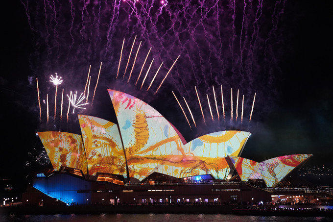 Màn pháo hoa tại Nhà hát Opera Sydney khởi đầu lễ hội ánh sáng Vivid Sydney 2023. Ảnh: Lê Đạt - PV TTXVN tại Sydney Vivid Sydney 2023 - Lễ hội ánh sáng được mong chờ nhất tại Australia ảnh 5