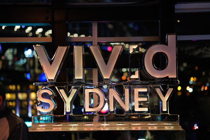 Một nhà hàng tại Sydney hưởng ứng lễ hội ánh sáng năm nay. Ảnh: Văn Linh - PV TTXVN tại Sydney, Australia Vivid Sydney 2023 - Lễ hội ánh sáng được mong chờ nhất tại Australia ảnh 1