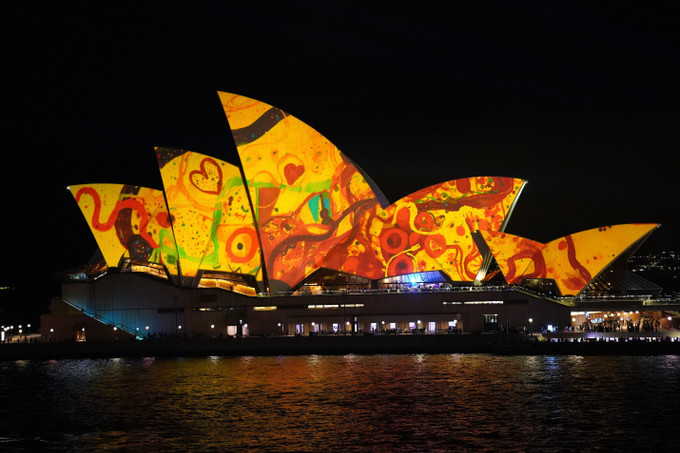 Những cánh buồm của Nhà hát Opera Sydney được thắp sáng trong đêm khai mạc Vivid Sydney 2023. Ảnh: Văn Linh - PV TTXVN tại Sydney, Australia Vivid Sydney 2023 - Lễ hội ánh sáng được mong chờ nhất tại Australia ảnh 4
