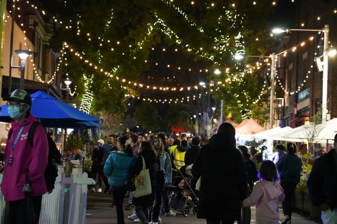 Người dân Australia và du khách nhộn nhịp xuống phố tận hưởng lễ hội Vivid Sydney mặc dù thời tiết lạnh giá. Ảnh: Thanh Tú - PV TTXVN tại Sydney, Australia Vivid Sydney 2023 - Lễ hội ánh sáng được mong chờ nhất tại Australia ảnh 6