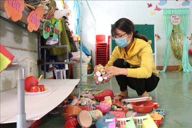 Giáo viên Trường Mẫu giáo Sơn Ca, xã Hòa Sơn, huyện Krông Bông, tỉnh Đắk Lắk vệ sinh bàn ghế và đồ dùng dạy học. Ảnh: Tuấn Anh – TTXVN Đắk Lắk sẵn sàng cho năm học mới ảnh 2