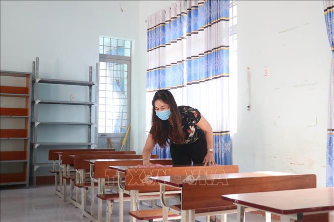 Giáo viên trường Tiểu học Lê Hồng Phong, thị trấn Krông Kmar, huyện Krông Bông, tỉnh Đắk Lắk vệ sinh lớp học chuẩn bị cho năm học mới. Ảnh: Tuấn Anh – TTXVN Đắk Lắk sẵn sàng cho năm học mới ảnh 1