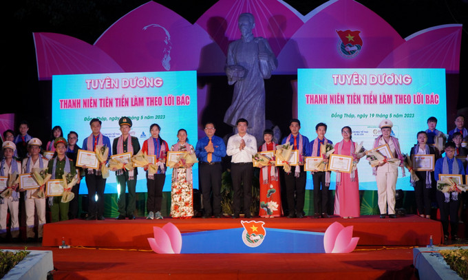 Những cá nhân được tặng Giải thưởng “Gương mặt trẻ tiêu biểu đất Sen hồng”. Ảnh: Nhựt An - TTXVN Tuyên dương thanh niên tiên tiến làm theo lời Bác và gương mặt trẻ tiêu biểu "đất Sen hồng" ảnh 2
