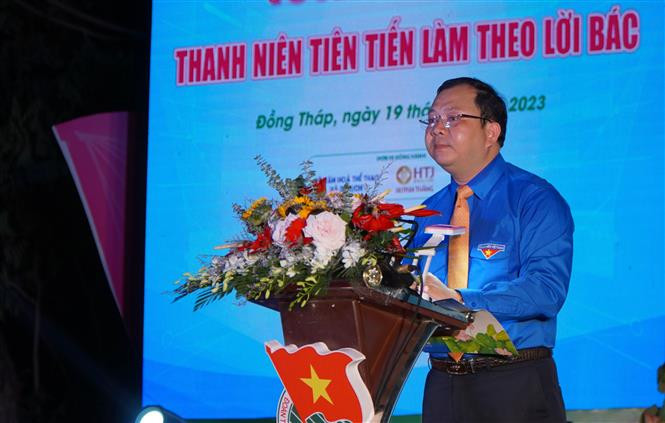 Bí thư Tỉnh đoàn Đồng Tháp Huỳnh Minh Thức phát biểu tại buổi lễ. Ảnh: Nhựt An - TTXVN Tuyên dương thanh niên tiên tiến làm theo lời Bác và gương mặt trẻ tiêu biểu "đất Sen hồng" ảnh 3