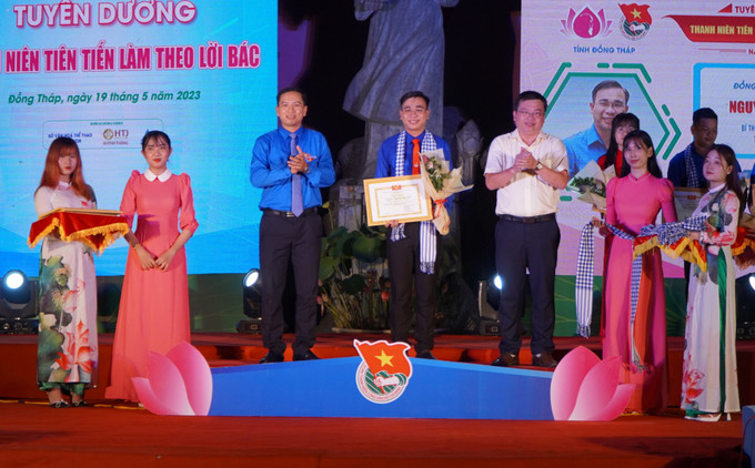 Khen thưởng cá nhân đạt danh hiệu Thanh niên tiên tiến làm theo lời Bác giai đoạn 2020 - 2023. Ảnh: Nhựt An - TTXVN Tuyên dương thanh niên tiên tiến làm theo lời Bác và gương mặt trẻ tiêu biểu "đất Sen hồng" ảnh 1