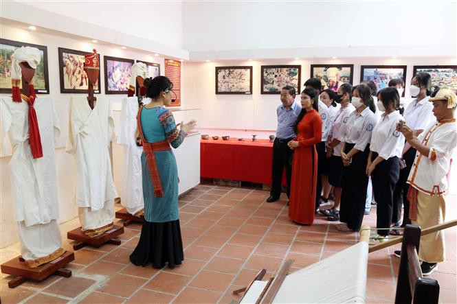 Đại biểu tham quan khu trưng bày ''Di sản văn hóa Chăm Ninh Thuận'' . Ảnh: Kim Há - TTXVN Trưng bày ‘‘Di sản văn hóa Chăm Ninh Thuận’’ tại Cà Mau ảnh 2