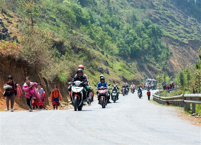 "Con đường Hạnh Phúc" mang đến diện mạo to, đẹp, rộng rãi cho Quốc lộ 4C. Ảnh: Nam Thái - TTXVN Huyền thoại về con đường Hạnh Phúc ảnh 7