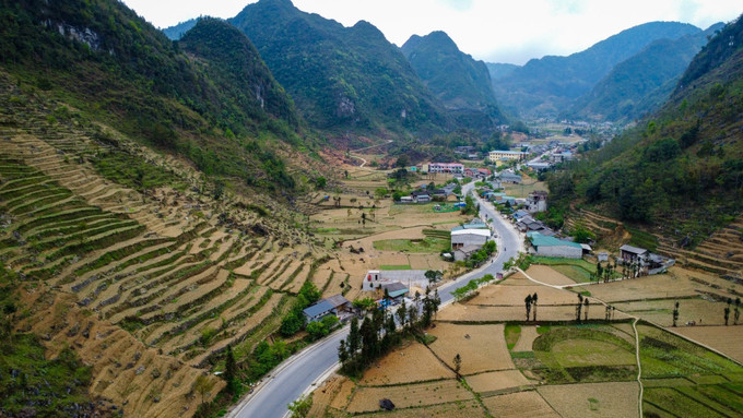 Quốc lộ 4C - "Con đường Hạnh Phúc", đoạn đi qua huyện Đồng Văn. Ảnh: Nam Thái - TTXVN Huyền thoại về con đường Hạnh Phúc ảnh 1