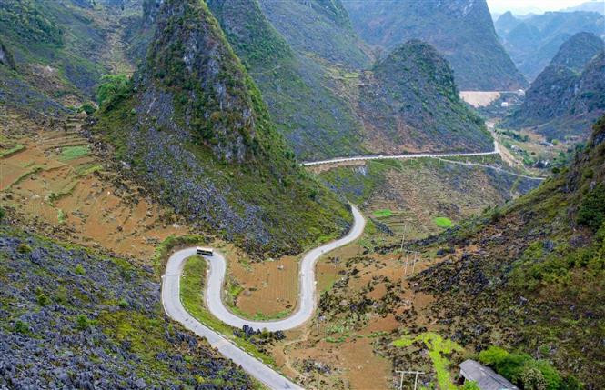Quốc lộ 4C - "Con đường Hạnh Phúc", đoạn đi qua huyện Mèo Vạc. Ảnh: Nam Thái - TTXVN Huyền thoại về con đường Hạnh Phúc ảnh 9