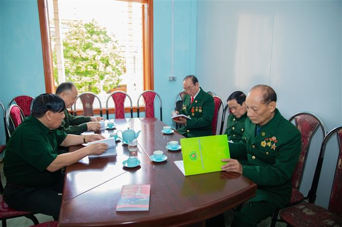 Cựu thanh niên xung phong tỉnh Hà Giang ôn lại kỷ niệm tham gia mở "Con đường Hạnh Phúc" năm xưa. Ảnh: Nam Thái - TTXVN Huyền thoại về con đường Hạnh Phúc ảnh 6