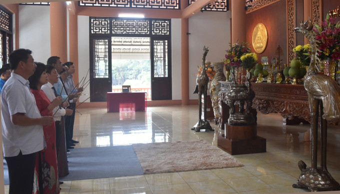 Các đại biểu dâng hương trước anh linh Chủ tịch Hồ Chí Minh, Đại tướng Võ Nguyên Giáp và các Anh hùng liệt sĩ tại Đền thờ Nghĩa trang Liệt sĩ tỉnh Đắk Lắk. Ảnh: Nguyên Dung - TTXVN Quốc khánh 2/9: Chăm lo, cải thiện đời sống cho các gia đình liệt sỹ ảnh 4