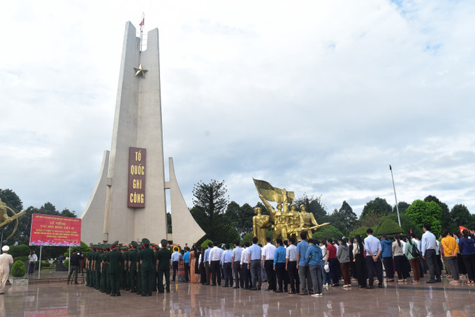 Dâng hoa, dâng hương tại Nghĩa trang liệt sĩ tỉnh Đắk Lắk. Ảnh: Nguyên Dung – TTXVN Quốc khánh 2/9: Chăm lo, cải thiện đời sống cho các gia đình liệt sỹ ảnh 2