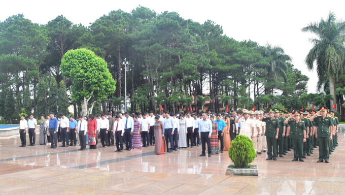 Lãnh đạo tỉnh Đắk Lắk và đại diện ban, ngành mặc niệm tưởng nhớ các Anh hùng liệt sĩ. Ảnh: Nguyên Dung – TTXVN Quốc khánh 2/9: Chăm lo, cải thiện đời sống cho các gia đình liệt sỹ ảnh 1