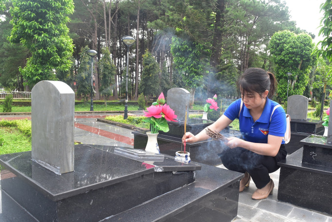 Các đại biểu bày tỏ lòng tri ân trước sự hy sinh cao cả của các Anh hùng liệt sĩ. Ảnh: Nguyên Dung – TTXVN Quốc khánh 2/9: Chăm lo, cải thiện đời sống cho các gia đình liệt sỹ ảnh 3