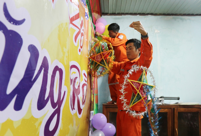 Các tình nguyện viên trang trí sân khấu chương trình Vui hội trăng rằm. Ảnh: Phạm Cường-TTXVN Thanh niên TTXVN tổ chức Tết Trung thu cho trẻ em đồng bào Ca Dong ảnh 2