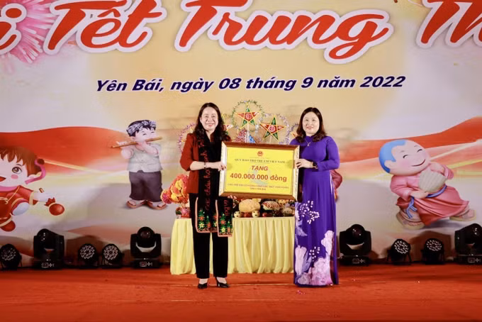 Phó Chủ tịch nước Võ Thị Ánh Xuân vui Tết Trung thu với học sinh tại huyện Văn Yên (Yên Bái) ảnh 2