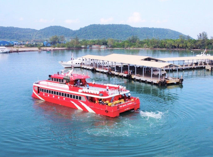Tàu cao tốc EXPRESS của Công ty Cổ phần Tàu cao tốc Phú Quốc . Ảnh: TTXVN phát Quảng Ngãi nâng cao năng lực vận tải tuyến Sa Kỳ-Đảo Lý Sơn ảnh 1