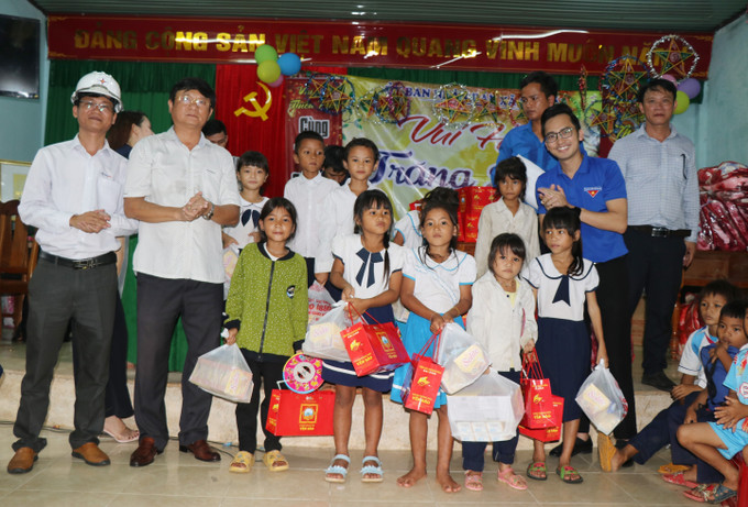 Trao quà cho trẻ em tại chương trình Vui hội trăng rằm. Ảnh: Phạm Cường-TTXVN Thanh niên TTXVN tổ chức Tết Trung thu cho trẻ em đồng bào Ca Dong ảnh 1