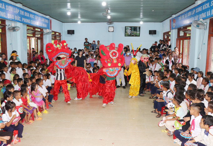 Tiết mục múa Lân chương trình Vui hội trăng rằm. Ảnh: Phạm Cường-TTXVN Thanh niên TTXVN tổ chức Tết Trung thu cho trẻ em đồng bào Ca Dong ảnh 3