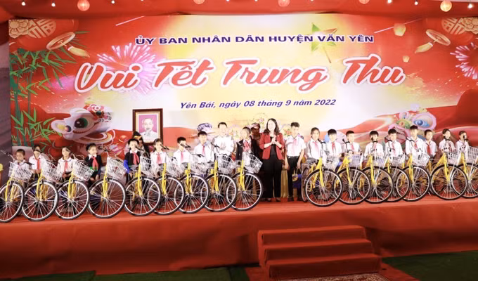 Phó Chủ tịch nước Võ Thị Ánh Xuân vui Tết Trung thu với học sinh tại huyện Văn Yên (Yên Bái) ảnh 4