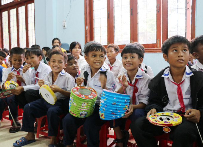 Nét mặt vui tươi rạng ngời của những em nhỏ đồng bào Ca Dong khi tham gia chương trình. Ảnh: Phạm Cường-TTXVN Thanh niên TTXVN tổ chức Tết Trung thu cho trẻ em đồng bào Ca Dong ảnh 4