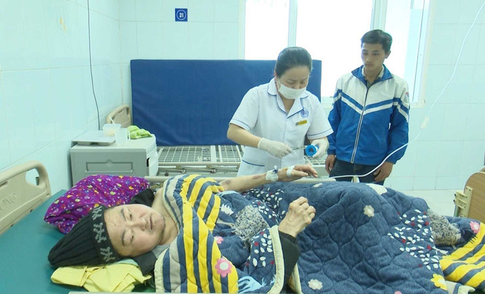 Nhờ có thẻ bảo hiểm y tế của Nhà nước cấp miễn phí, tiền thuốc và điều trị tại bệnh viện của ông Vừ A Thư, ở xã Tả Ngảo, huyện Sìn Hồ đều được quỹ bảo hiểm y tế chi trả, giúp gia đình ông giảm bớt gánh nặng kinh tế. Ảnh: Việt Hoàng-TTXVN Bảo hiểm y tế - “điểm tựa” của người dân Lai Châu ảnh 2