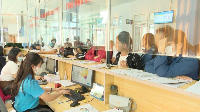 Hết năm 2022, toàn tỉnh Lai Châu có 432.266 người dân tham gia bảo hiểm y tế, đạt 82,1% tỷ lệ bao phủ và bảo hiểm xã hội tự nguyện đạt 7.537 người. Ảnh: Việt Hoàng-TTXVN Bảo hiểm y tế - “điểm tựa” của người dân Lai Châu ảnh 3