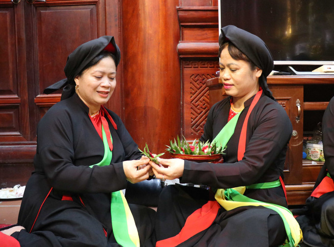 Liền chị Quan họ Thị Cầu mời trầu tại canh hát Quan họ. Ảnh: Thái Hùng- TTXVN Câu lạc bộ Quan họ Thị Cầu- Nơi lưu giữ “hồn” Quan họ ảnh 5