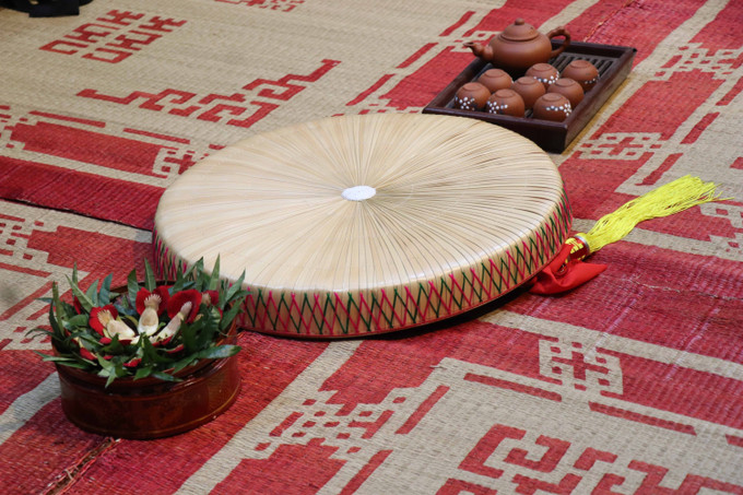 Cơi trầu và nón quai thao là 2 vật không thể thiếu được trong các buổi sinh hoạt Quan họ. Ảnh: Thái Hùng- TTXVN Câu lạc bộ Quan họ Thị Cầu- Nơi lưu giữ “hồn” Quan họ ảnh 3
