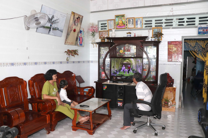 Nhờ nguồn vốn vay từ ngân hàng Chính sách xã hội, gia đình nhà ông Lý Sót và bà Sơn Thị Bảy ở ấp Thị Tứ, thị trấn Bảy Ngàn, huyện Châu Thành A đã nuôi 2 con học xong đại học, cao đẳng và xây được căn nhà khang trang, đầy đủ tiện nghi. Ảnh: Duy Khương - TTXVN Hàng chục ngàn hộ dân Hậu Giang thoát nghèo nhờ nguồn vốn chính sách ảnh 2