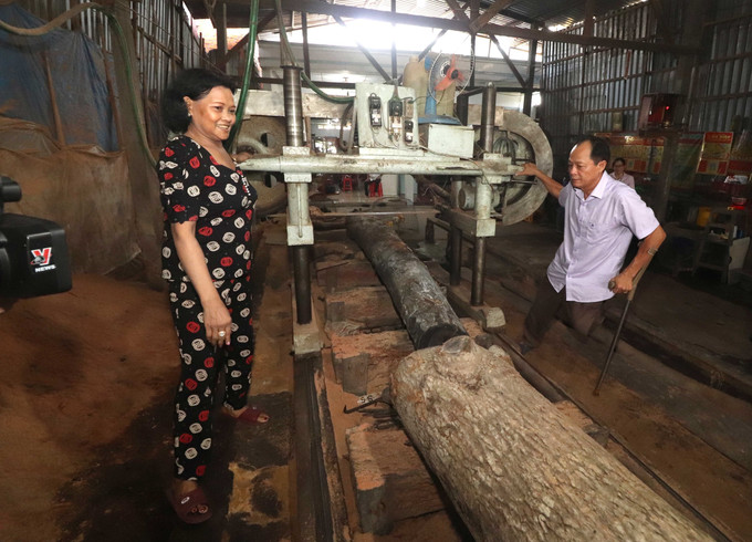 Nhờ nguồn vốn vay từ Ngân hàng Chính sách Xã hội, hộ ông Huỳnh Công Lành (thương binh hạng 1/4) ở ấp 3B, thị trấn Bảy Ngàn, huyện Châu Thành A đã mua xưởng cưa gỗ, vươn lên thoát nghèo. Ảnh: Duy Khương - TTXVN Hàng chục ngàn hộ dân Hậu Giang thoát nghèo nhờ nguồn vốn chính sách ảnh 3