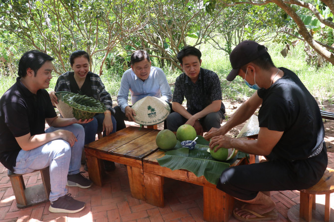 Du khách trải nghiệm một hoạt động tại nông trại xanh Riverside Garden ở Bến Tre. Ảnh: Chương Đài - TTXVN Đánh thức tiềm năng du lịch nơi 'Ba đảo dừa xanh' (Bài 1) ảnh 1
