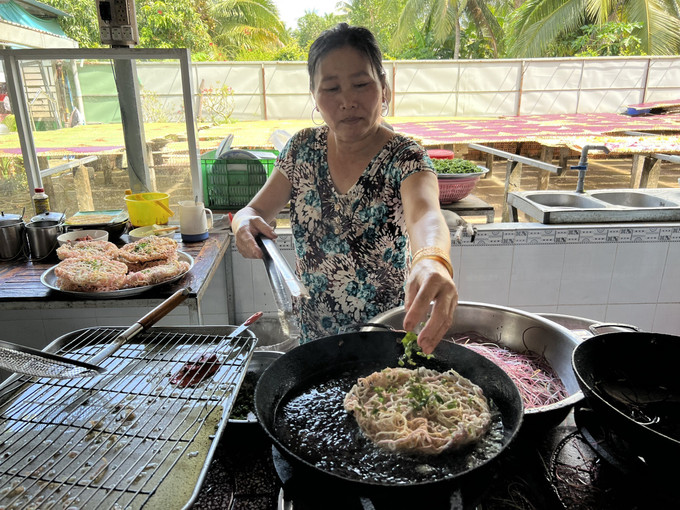 Chế biến các món ăn từ hủ tiếu đa sắc. Ảnh: TTXVN phát Du lịch Việt Nam: Độc đáo hủ tiếu đa sắc “có một không hai” ở Cần Thơ ảnh 2