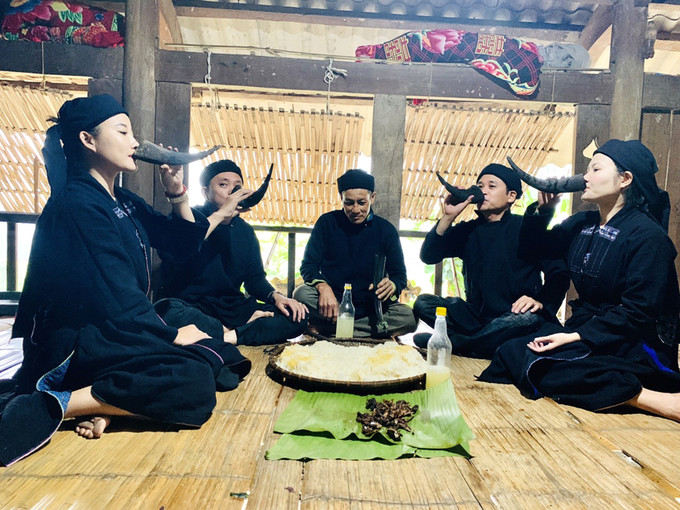 Sau khi cúng xong, các thành viên trong gia đình mời khách rượu hoẵng ngọt trong sừng trâu. Nguồn: baohagiang.vn Vào mùa cơm mới ở Hà Giang ảnh 5
