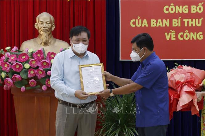 Ông Nguyễn Tiến Hải, Bí thư Tỉnh ủy, Chủ tịch Hội đồng nhân dân tỉnh Cà Mau trao Quyết định của Ban Bí thư về việc chuẩn y đồng chí Phạm Thành Ngại, Bí thư Thành ủy Cà Mau giữ chức Phó Bí thư Tỉnh ủy Cà Mau nhiệm kỳ 2020-2025. Ảnh: Kim Há-TTXVN Ông Phạm Thành Ngại giữ chức Phó Bí thư Tỉnh ủy Cà Mau, nhiệm kỳ 2020-2025 ảnh 1