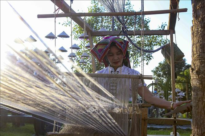 Phụ nữ dân tộc Thái bên khung dệt. Ảnh: Tuấn Đức – TTXVN Các hoạt động tại Tuần "Đại đoàn kết các dân tộc - Di sản Văn hóa Việt Nam" năm 2021 ảnh 10
