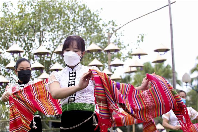Các thiếu nữ dân tộc Thái trình diễn điệu múa truyền thống. Ảnh: Tuấn Đức – TTXVN Các hoạt động tại Tuần "Đại đoàn kết các dân tộc - Di sản Văn hóa Việt Nam" năm 2021 ảnh 9