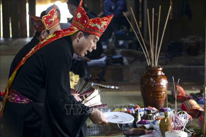 Thầy Mo làm lễ tiễn Thánh Sư, Thành Hoàng và các đấng bề trên về mường trời tại Lễ Mát nhà của đồng bào Mường (Hòa Bình). Ảnh: Tuấn Đức – TTXVN Các hoạt động tại Tuần "Đại đoàn kết các dân tộc - Di sản Văn hóa Việt Nam" năm 2021 ảnh 7