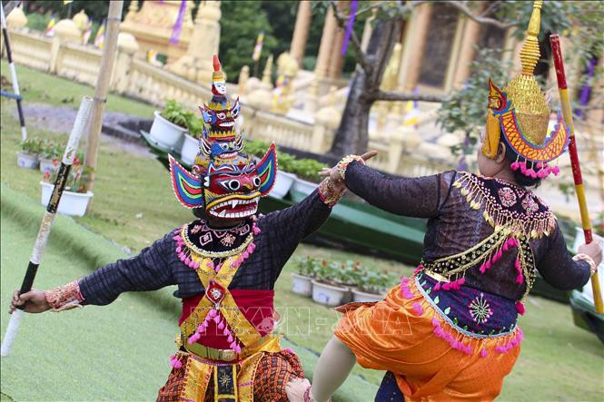 Điệu múa truyền thống của đồng bào Khmer (Sóc Trăng). Ảnh: Tuấn Đức – TTXVN Các hoạt động tại Tuần "Đại đoàn kết các dân tộc - Di sản Văn hóa Việt Nam" năm 2021 ảnh 11