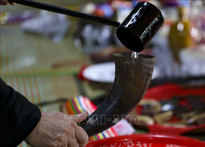 Thầy Mo thực hiện nghi thức khấn mời rượu cần. Ảnh: Tuấn Đức – TTXVN Các hoạt động tại Tuần "Đại đoàn kết các dân tộc - Di sản Văn hóa Việt Nam" năm 2021 ảnh 3