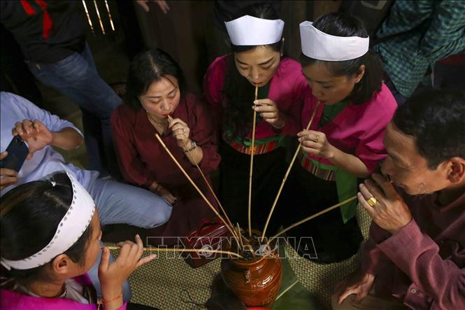 Nghi thức uống rượu cần của đồng bào dân tộc Mường, tỉnh Hoà Bình. Ảnh: Tuấn Đức – TTXVN Các hoạt động tại Tuần "Đại đoàn kết các dân tộc - Di sản Văn hóa Việt Nam" năm 2021 ảnh 4